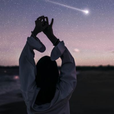 Wo kommen wir her? Wer sind wir? Wusstest du, das wir aus unendlich vielen Atomen bestehen, welche wiederum Milliarden von Jahre alt sind?
wirsindaussternenstaub sternenstaub thinkoutsidethebox sternenhimmel ausserhalbderbox